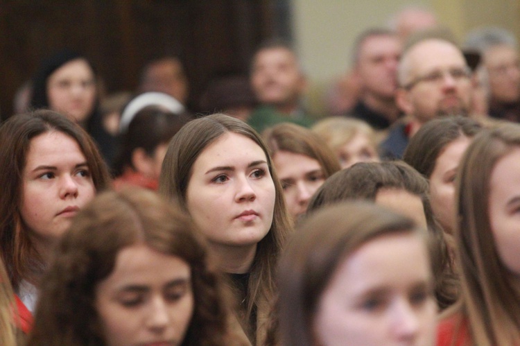 Przyrzeczenia młodzieży z KSM w tarnowskiej katedrze