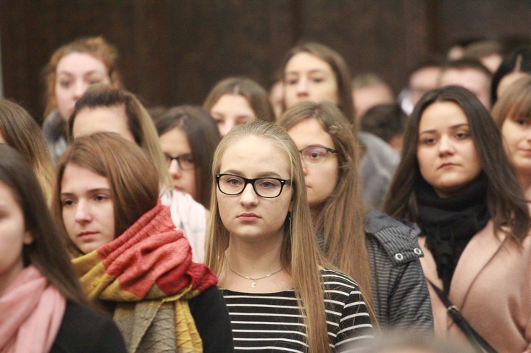 Przyrzeczenia młodzieży z KSM w tarnowskiej katedrze