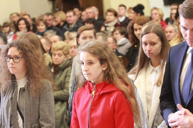 Przyrzeczenia młodzieży z KSM w tarnowskiej katedrze