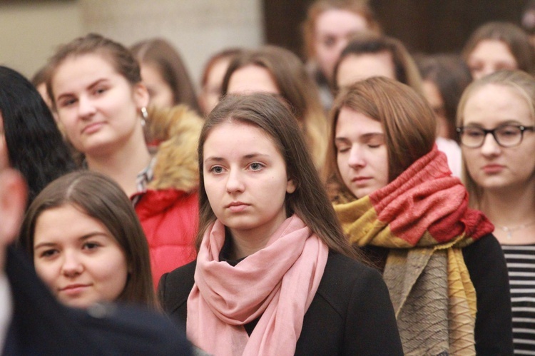 Przyrzeczenia młodzieży z KSM w tarnowskiej katedrze