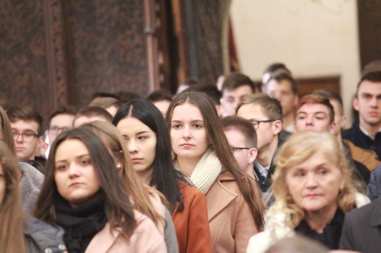 Przyrzeczenia młodzieży z KSM w tarnowskiej katedrze