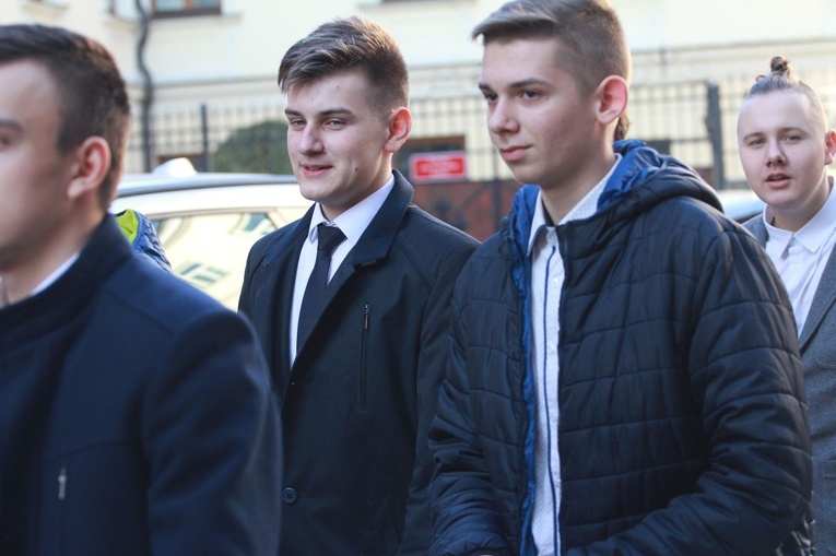 Przyrzeczenia młodzieży z KSM w tarnowskiej katedrze