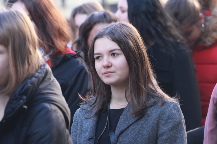 Przyrzeczenia młodzieży z KSM w tarnowskiej katedrze