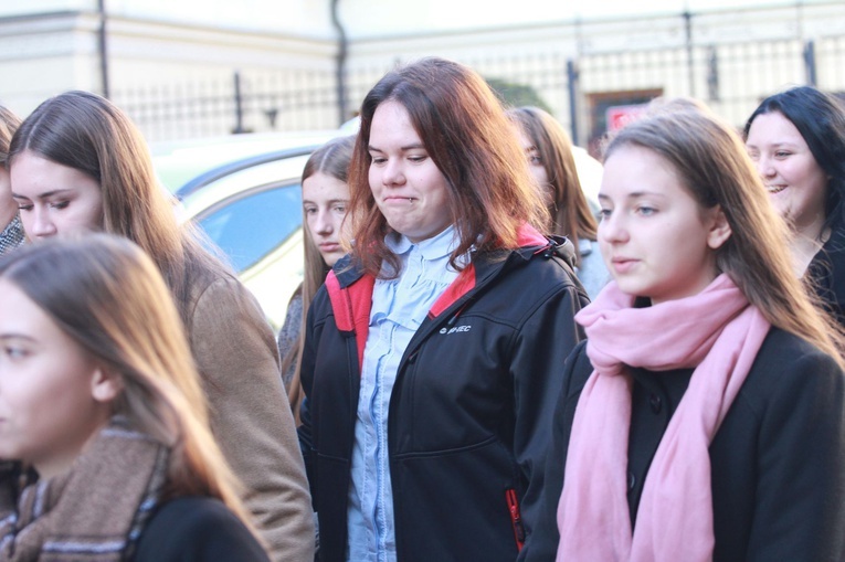 Przyrzeczenia młodzieży z KSM w tarnowskiej katedrze