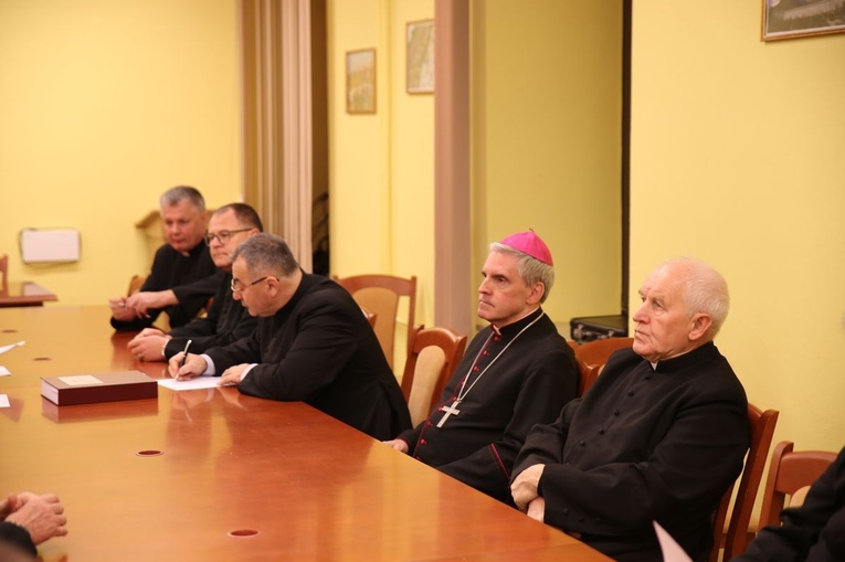 Obrady kapituły i modlitwa za zamrłych