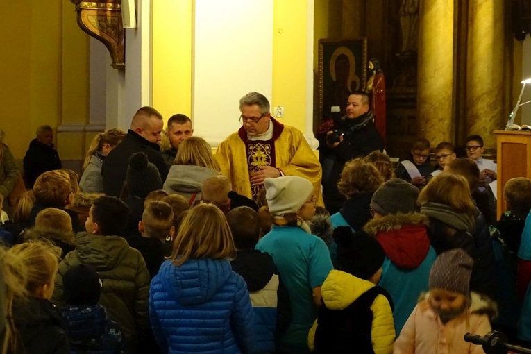 Msza św. dla przedszkolaków i wsparcie dla hospicjum we Wschowie