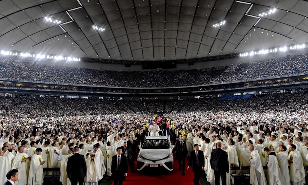 Franciszek przybywa sprawować Eucharystię