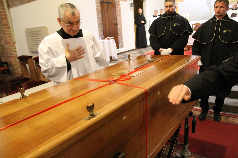Złożenie (depositio) przy ul. Kateralnej 4 doczesnych szczątków sługi Bożego ks. Aleksandra Zienkiewicza