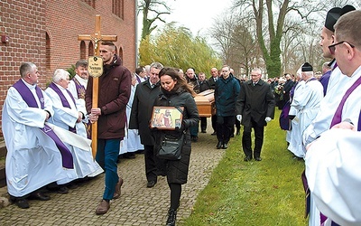 Po Mszy św. w rodzinnej parafii w Mierzynie ciało zmarłego zostało przewiezione na koszaliński cmentarz.