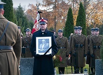 Zmarły został pochowany na cmentarzu na białogardzkim Pękaninie.