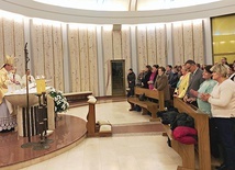 Bp R. Pindel z uczestnikami czuwania w kaplicy  św. Faustyny.