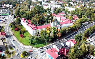 Kadr z filmu przedstawiający elżbietański klasztor i szpital. 