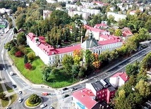 Kadr z filmu przedstawiający elżbietański klasztor i szpital. 
