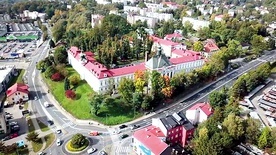 Kadr z filmu przedstawiający elżbietański klasztor i szpital. 