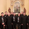 Seminarzyści z ks. Sławomirem Kołatą w kaplicy św. Melchiora w Cieszynie.