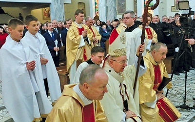 W Eucharystii uczestniczyli także kapłani pracujący przez ostatnie 30 lat w tej parafii.