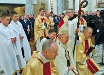 W Eucharystii uczestniczyli także kapłani pracujący przez ostatnie 30 lat w tej parafii.