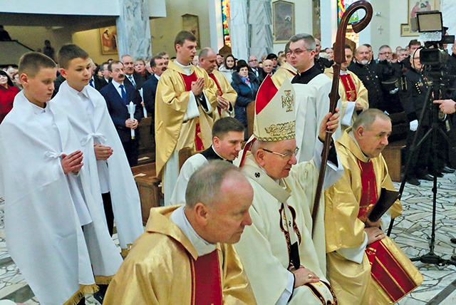 W Eucharystii uczestniczyli także kapłani pracujący przez ostatnie 30 lat w tej parafii.