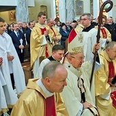 W Eucharystii uczestniczyli także kapłani pracujący przez ostatnie 30 lat w tej parafii.