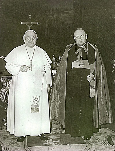 Abp Bolesław Kominek z papieżem św. Janem XXIII w 1965 r.