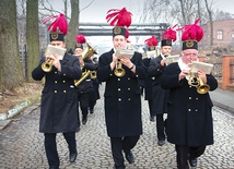 ▲	Orkiestra KWK „Makoszowy” podczas przemarszu w 2009 r. 