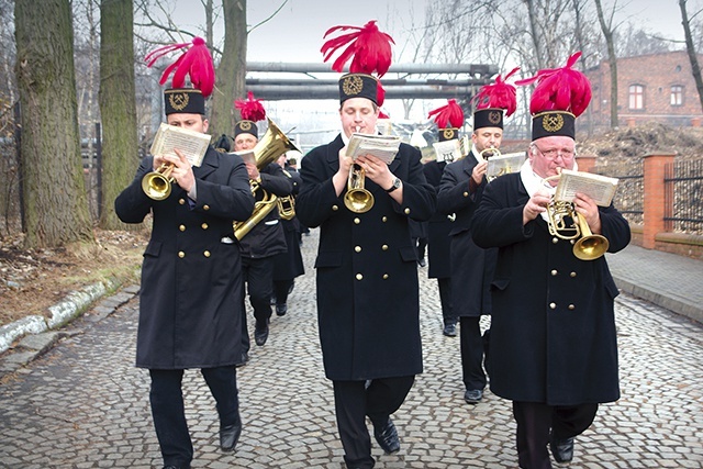 ▲	Orkiestra KWK „Makoszowy” podczas przemarszu w 2009 r. 