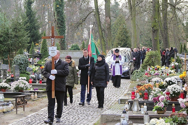 W ostatniej drodze śp. Zbigniewowi towarzyszyli rodzina, przyjaciele, koleżanki i koledzy redakcyjni oraz wielbiciele jego rysunków.