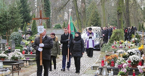 W ostatniej drodze śp. Zbigniewowi towarzyszyli rodzina, przyjaciele, koleżanki i koledzy redakcyjni oraz wielbiciele jego rysunków.