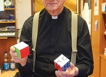 ▲	Ksiądz Kazimierz Barzycki przez lata rozdał tysiące takich sześcianów i zeszytów.
