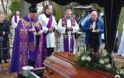 ▲	Uroczystościom pogrzebowym przewodniczył ks. Piotr Śliwka.