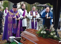 ▲	Uroczystościom pogrzebowym przewodniczył ks. Piotr Śliwka.