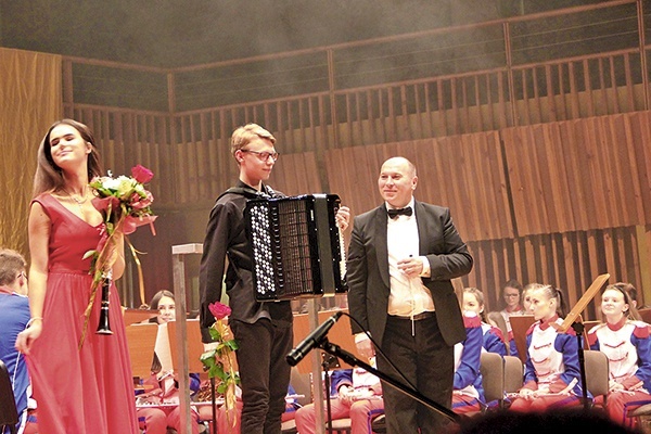 ▲	Podczas występów dyrygował D. Krajewski (stoi z prawej).