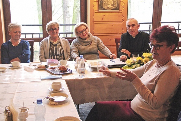 ◄	Od prawej: Jadwiga Jaśkiewicz, ks. Mirosław Bandos, Anna Lis.