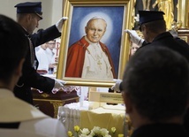 Obraz św. Jana Pawła II towarzyszy jego relikwiom.