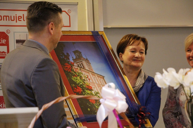 Gratulacje, życzenia i upominki w imieniu WODN odbierała dyrektor placówki Anna Stefaniak.