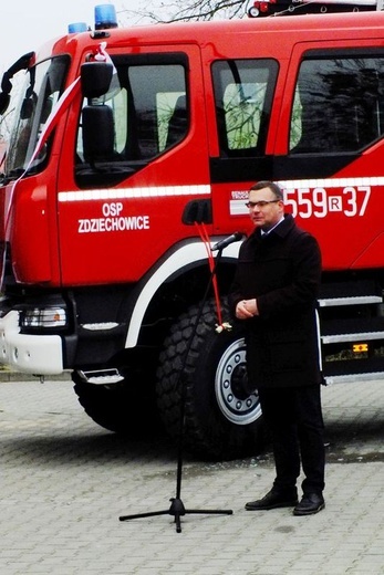 Zdziechowice. Przekazanie wozu strażackiego