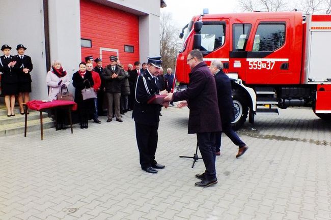 Zdziechowice. Przekazanie wozu strażackiego