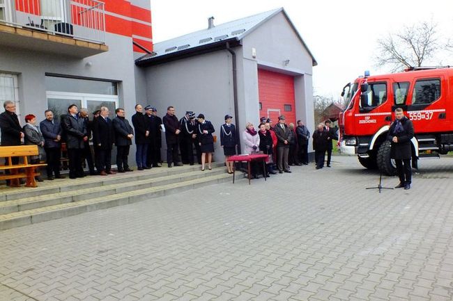 Zdziechowice. Przekazanie wozu strażackiego