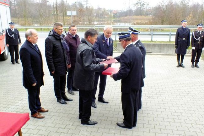 Zdziechowice. Przekazanie wozu strażackiego