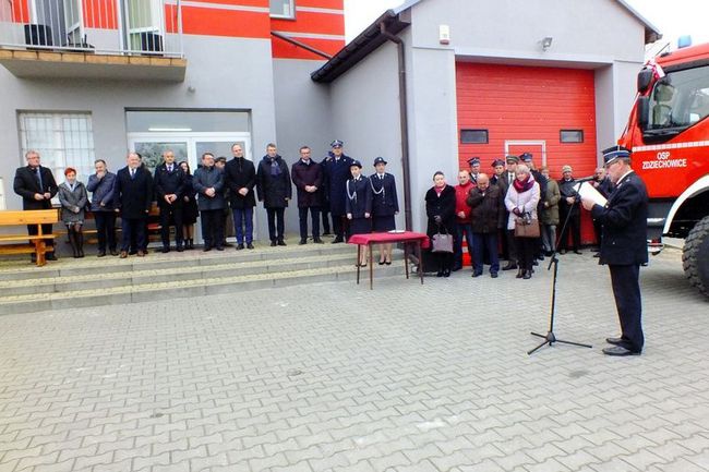 Zdziechowice. Przekazanie wozu strażackiego