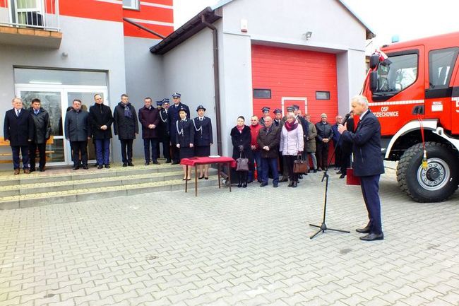 Zdziechowice. Przekazanie wozu strażackiego