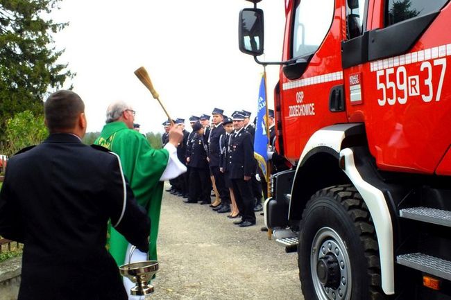 Zdziechowice. Przekazanie wozu strażackiego