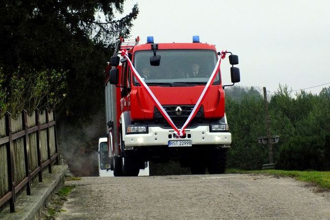 Zdziechowice. Przekazanie wozu strażackiego