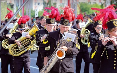 Orkiestra dęta nieraz łączy siły z Żeńską Orkiestrą Salonową.
