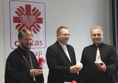 Do zakupu wigilijnych świec zachęcają (od lewej) ks. Paweł Sidoruk, ks. Wojciech Rudkowski i ks. Robert Kowalski.