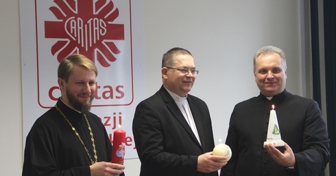 Do zakupu wigilijnych świec zachęcają (od lewej) ks. Paweł Sidoruk, ks. Wojciech Rudkowski i ks. Robert Kowalski.