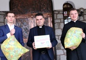 W akcję włączyła się cała społeczność seminarium. Z plastikowymi nakrętkami (od lewej): al. Adrian Żak, ks. Rafał Widuliński, dyrektor ekonomiczny WSD, i al. Krystian Korba.