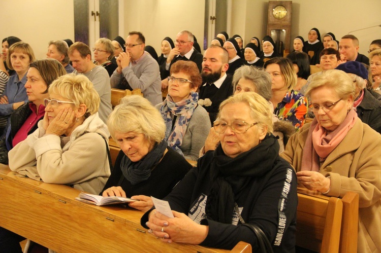 Tarnów. Pielgrzymka filipinów do józefitek