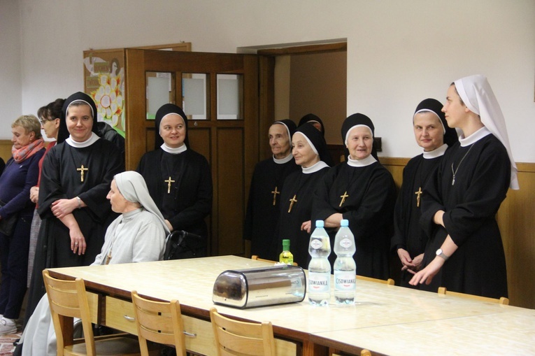 Tarnów. Pielgrzymka filipinów do józefitek