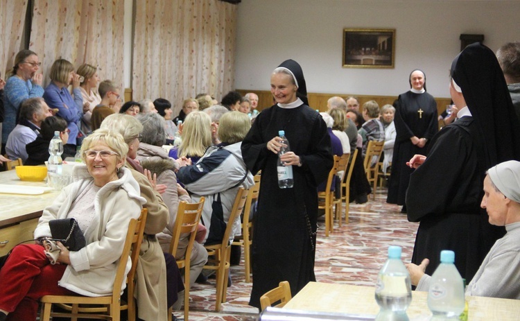 Tarnów. Pielgrzymka filipinów do józefitek